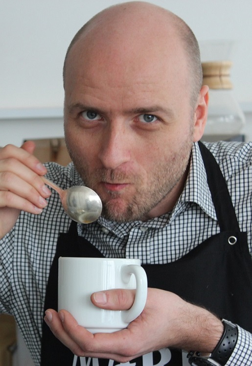 Marc Rode von Mare Kaffee beim Kaffeeprobieren