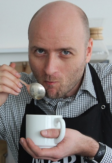 Marc Rode von Mare Kaffee beim Kaffeeprobieren