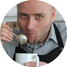 Marc Rode beim Verkosten von Kaffee